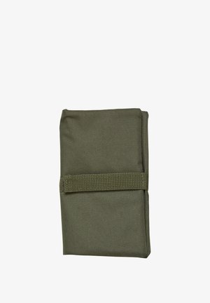 Grünes Stoffportemonnaie mit strukturierter Oberfläche, gesichert durch einen passenden Riemen. Kompaktes Design, geeignet für die Aufbewahrung kleiner Gegenstände.
