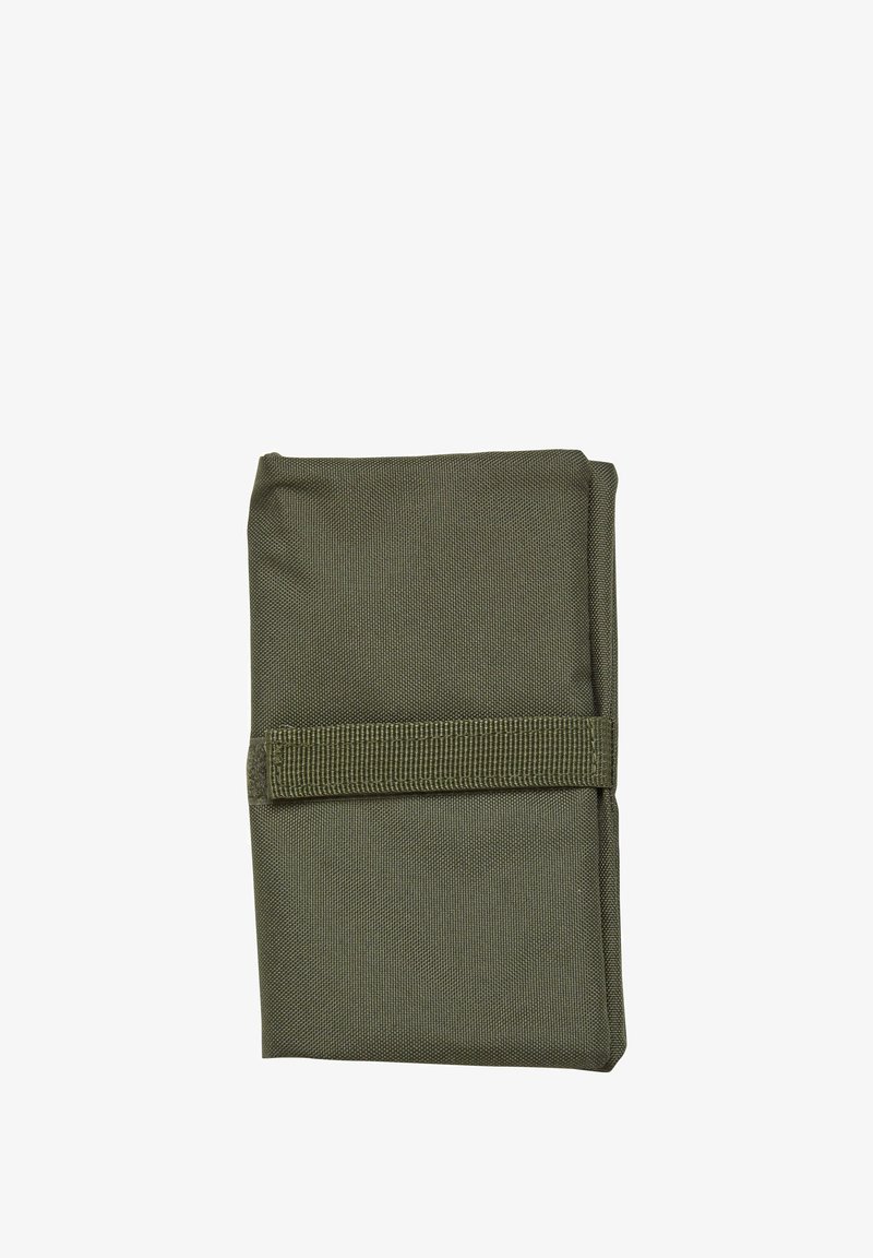 Groene stoffen portemonnee met een gestructureerd oppervlak, beveiligd met een bijpassende strap. Compact ontwerp geschikt voor het meenemen van kleine voorwerpen.