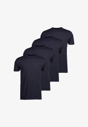 Cztery proste czarne T-shirty z krótkim rękawem i okrągłym dekoltem ułożone diagonalnie na białym tle.