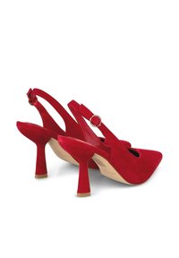 Tacones slingback de ante rojo con puntera afilada y correas ajustables. Presentan un tacón de aguja de altura media y acentos recortados a los lados.