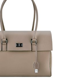 Bolso de mano de cuero beige con acabado texturizado, dos asas, cierre de solapa y un detalle metálico. Cuenta con un colgante desmontable con diseño de reloj.