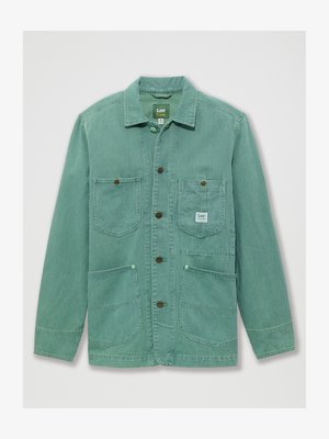 Groene gestreepte jas van corduroy, met een kraag, knopen en twee voorzakken met een subtiel logo-detail.
