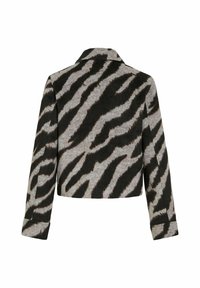 Ir noņemams jaka pelēkā un melnā zebra rakstā; ar apkakli un garām piedurknēm ar salocītu aproci, izgatavota no teksturēta auduma.