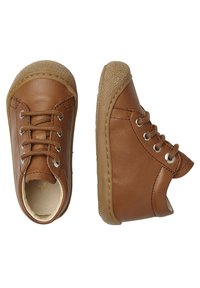 Sneaker in pelle marrone con design con lacci, punta rotonda, suole in gomma beige e dettagli testurizzati alla punta e al tallone.
