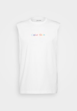 Tricou alb din bumbac, fără mâneci, cu un logo colorat în degradé care spune "Calvin Klein" pe piept. Design simplu, fără embellismente.
