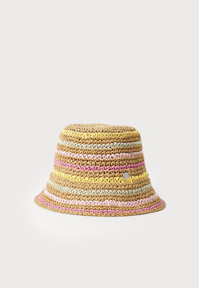Chapeau seau en paille tissée avec des rayures horizontales jaunes, roses et bleu clair. Couronne arrondie, large bord fluide, accent métallique.
