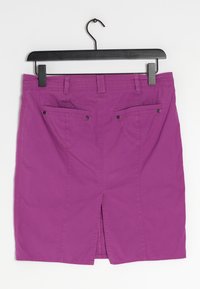 Jupe en coton violet sur un cintre, présentant une coupe droite, deux poches arrière et une fente à l'avant. La taille est structurée avec des passants de ceinture.