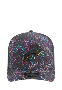 Schwarze Kappe mit einem lebhaften Spritzmuster in Pink, Blau und Gelb. Auf der Vorderseite befindet sich ein besticktes Löwen-Logo in Schwarz und Gelb.