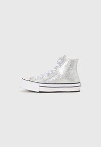 Sneaker alte con una parte superiore argentata luccicante, lacci bianchi e suola in gomma a strisce bianche e nere. Design con punta solida.