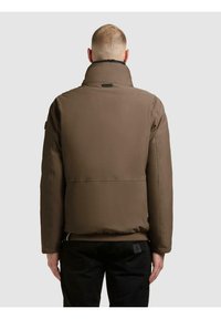 Brązowa pikowana kurtka z wysokim kołnierzem, widocznym przeszyciem i gładką fakturą; pokazana z tyłu, bez widocznych logo czy wzorów.