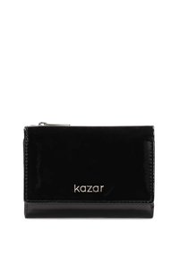 Juodas lakuotas odinis piniginė, stačiakampio formos, su sidabriniu "kazar" logotipu, užtrauktuko uždarymu ir glotnia, blizgia paviršiumi.