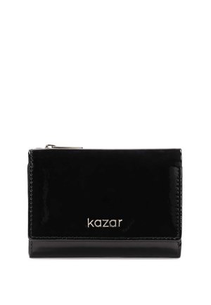 Czarny portfel z lakierowanej skóry o prostokątnym kształcie, z logo "kazar" w kolorze srebrnym, zamykany na zamek, o gładkiej, błyszczącej powierzchni.