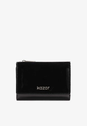 Juodas lakuotas odinis piniginė, stačiakampio formos, su sidabriniu "kazar" logotipu, užtrauktuko uždarymu ir glotnia, blizgia paviršiumi.