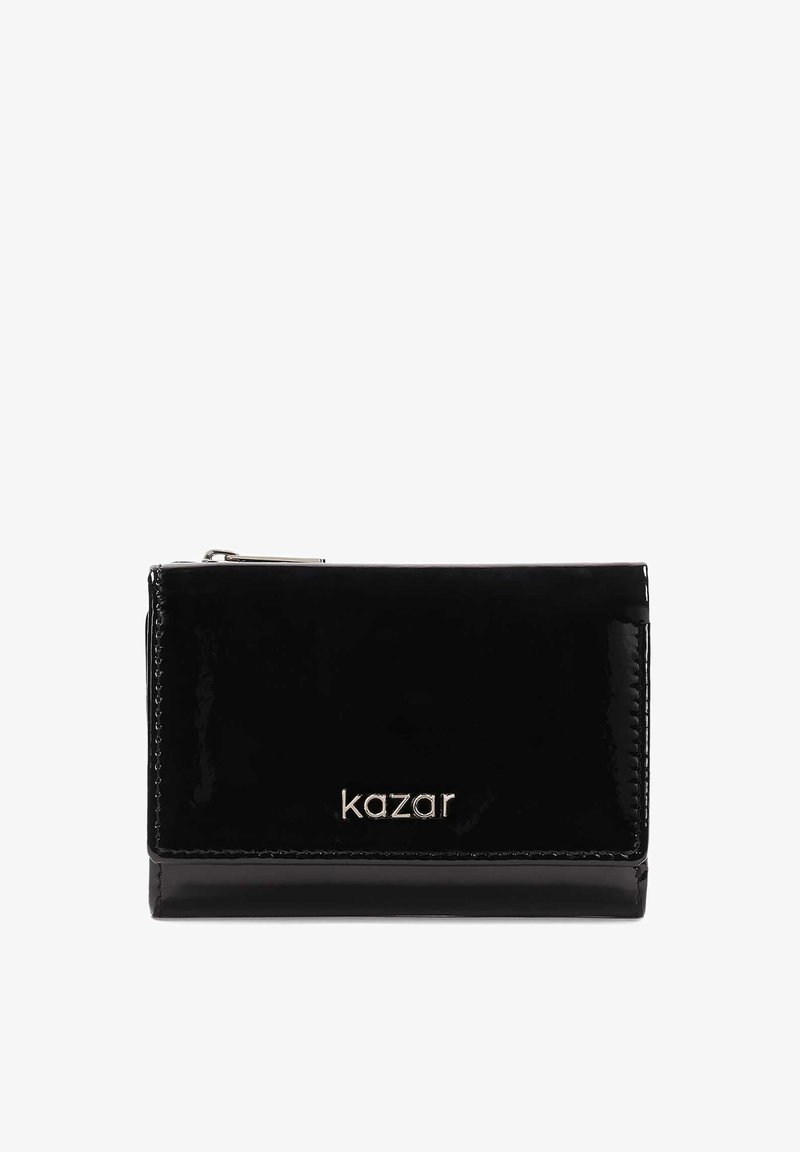 Melna lakota ādas maciņš ar taisnstūra formu, kuram ir sudraba "kazar" logo, ar rāvējslēdzēja aizdari un gludu, spīdīgu virsmu.