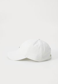 Casquette de baseball en coton blanc avec visière courbée, bandeau ajustable à l'arrière, design à six panneaux et détail de logo discret contrastant.