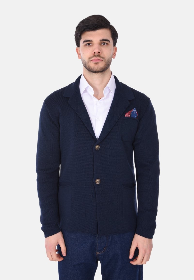 Cardigan navy realizzato in tessuto a maglia testurizzata, con chiusura a un bottone, due tasche frontali e un fazzoletto da taschino a fantasia.