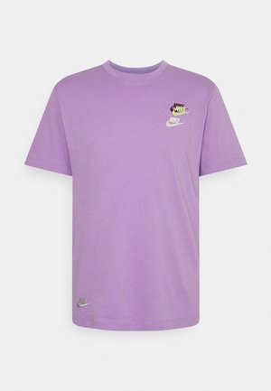 Lavendel kortærmet crewneck T-shirt med tre små multicolor Nike-logoer på brystet og et sølvfarvet Nike-logo nær kanten.