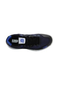 Scarpa da tennis K-Swiss con tomaia sintetica blu navy e nera, rete testurizzata, dettagli blu e suola bianca con macchie.