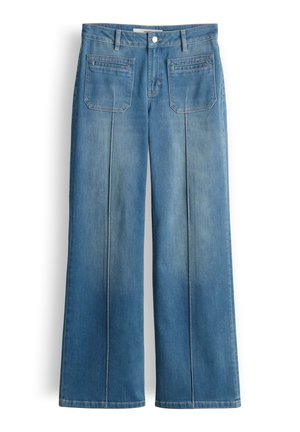 Jean en denim bleu à jambes larges avec poches plaquées à l'avant et coutures verticales visibles, fermeture par bouton et zip à la taille.