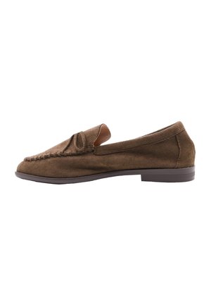 Mocassino marrone in pelle scamosciata slip-on con cuciture da mocassino e un piccolo fiocco decorativo sulla parte superiore, suola piatta e tacco basso.