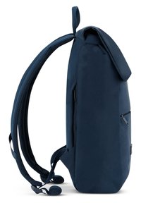 Sötétkék hátizsák, feltekerhető dizájnnal, párnázott vállpántokkal, oldalsó cipzáras zsebbel és strukturált hálós betétekkel a kényelem érdekében.
