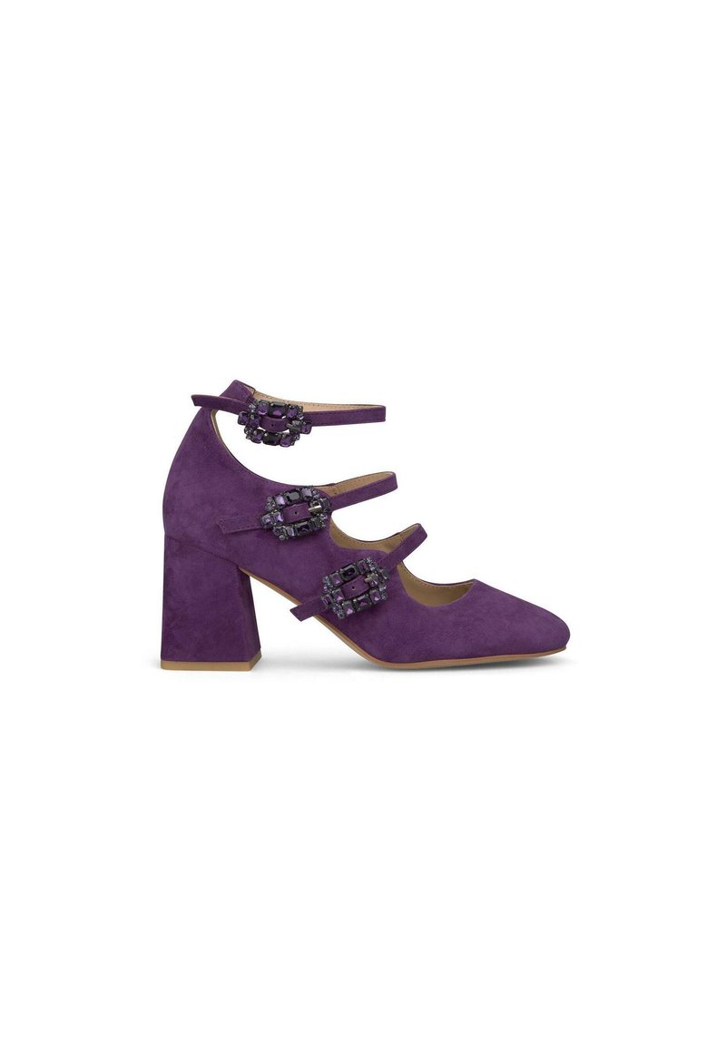 Scarpa con tacco alto in suede viola, con punta quadrata, tacco a blocco spesso e design a tre cinturini abbellito con fibbie gioiello decorative.