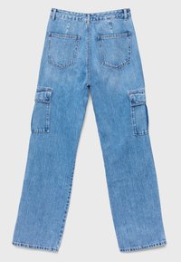 Pantalones cargo de denim azul claro con corte recto, que cuentan con dos grandes bolsillos laterales y dos bolsillos traseros, costuras visibles y una cinturilla.