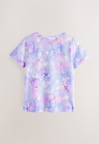 Tricou cu mâneci scurte în albastru deschis, cu un imprimeu pastelat cu fluturi. Material moale, decolteu rotund și croială lejeră.