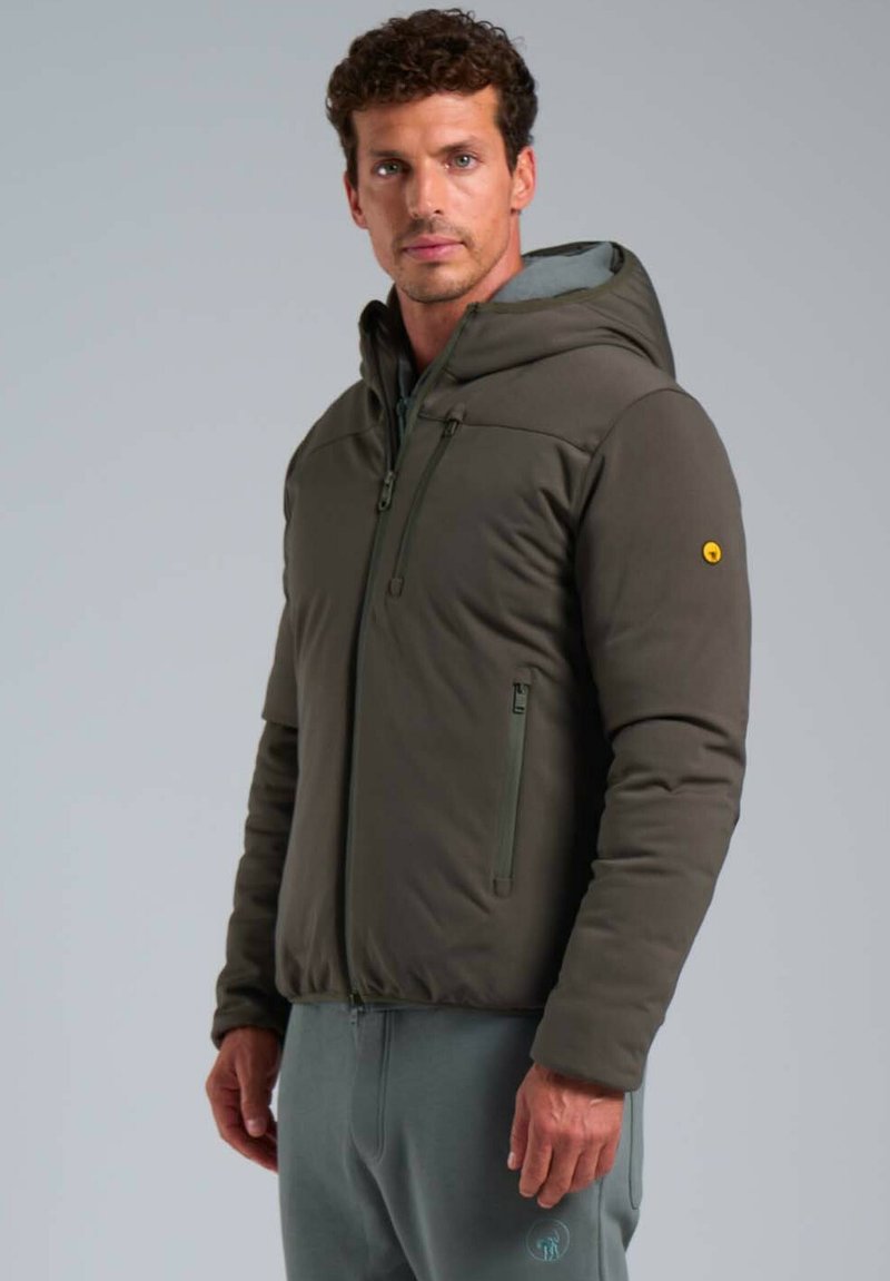 Hooded jack in olijfgroen, met een ritssluiting aan de voorkant en zakken. Soepele stof met een subtiele textuur; gele logoaccent op de mouw.