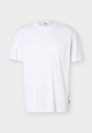 Bílé tričko s krátkým rukávem a kulatým výstřihem, s kapsou na levé straně hrudi, zobrazené na jednobarevném světle šedém pozadí.