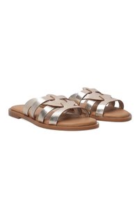 Metalliske guld slidesandaler med krydset stropper, en glat læderfinish og en flad tan sål. Simpelt design uden udsmykninger.