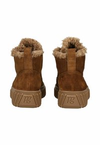 Botines de ante marrón con forro de felpa color beige, punta redonda y suelas de goma gruesas con un patrón de agarre texturizado.