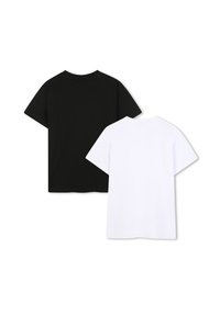 T-shirts à manches courtes en noir et blanc affichés dos à dos, présentant un design classique à col rond et une texture en coton lisse.