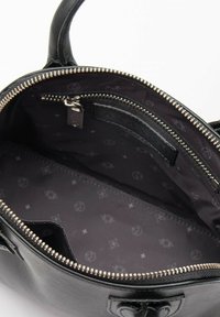 Borsa a tracolla in pelle nera con chiusura a zip. L'interno presenta un rivestimento a fantasia scura e una tasca con zip aggiuntiva.