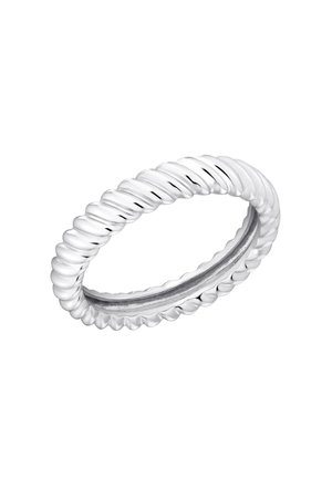 Anello d'argento torcigliato con finitura lucida. Presenta una texture rigata intorno alla superficie esterna, evidenziando una forma circolare e un interno liscio.