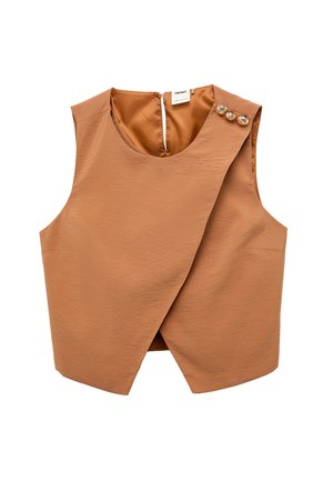 Ærmeløs lysebrun cropped vest med asymmetrisk frontklap og tre dekorative knapper nær højre skulder.