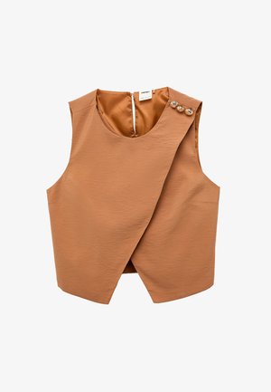 Chaleco corto sin mangas de color marrón claro con una solapa frontal asimétrica y tres botones decorativos cerca del hombro derecho.