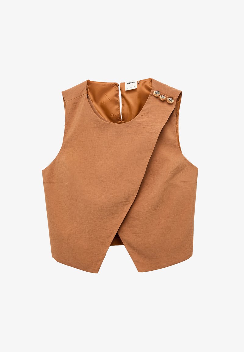 Gilet smanicato marrone chiaro corto con patta frontale asimmetrica e tre bottoni decorativi vicino alla spalla destra.