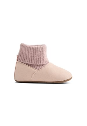 Weicher, rosafarbener Baby-Schuh mit wildlederähnlichem unteren Teil und geripptem Strickbund am Knöchel, seitlich auf weißem Hintergrund dargestellt.