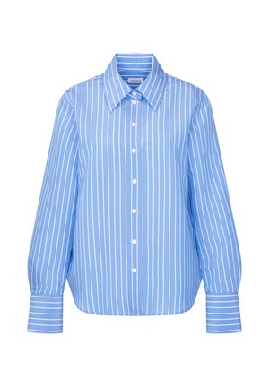 Chemise bleue à manches longues, boutonnée à l'avant, avec des rayures verticales blanches et un col pointu, présentée sur un fond blanc uni.