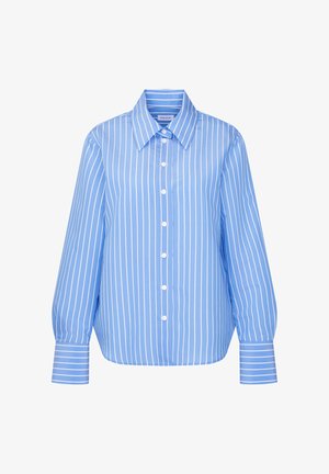 Blauw overhemd met lange mouwen, witte verticale strepen en een spitse kraag, weergegeven tegen een eenvoudige witte achtergrond.
