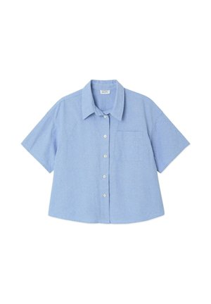 Svetlomodrá košeľa s krátkym rukávom na gombíky, s golierom a jedným náprsným vreckom, zobrazená položená na bielom pozadí.