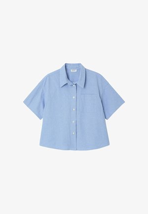 Svetlomodrá košeľa s krátkym rukávom na gombíky, s golierom a jedným náprsným vreckom, zobrazená položená na bielom pozadí.