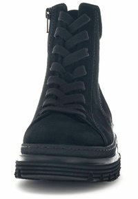 Bottines en suède noir avec un devant à lacets et une fermeture éclair, dotées d'une semelle en caoutchouc texturé et de coutures le long des bords.