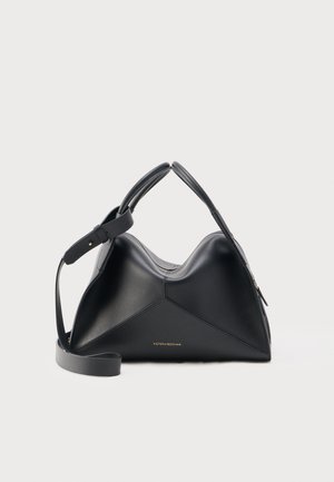 Čierna kožená kabelka s geometrickým prešívaním, zaoblenými hornými rúčkami, nastaviteľným ramenným popruhom a zlatým logom "Victoria Beckham" na prednej strane.