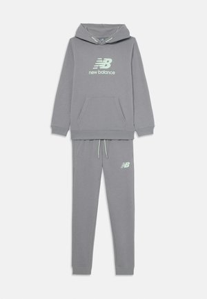 Sweatshirt à capuche gris et joggeurs assortis, tous deux en tissu doux. Présente un logo imprimé en vert menthe. Comprend une poche kangourou.