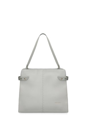 Sac à main en cuir gris clair avec une poignée supérieure unique, un détail de couture subtil et un petit logo de marque doré en bas à droite.