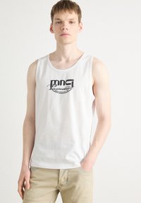 Witte katoenen tanktop met een zwart grafisch tekstontwerp op de voorkant. Gladde textuur met een ronde halslijn en zonder mouwen.