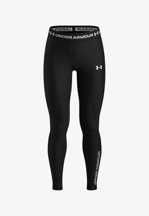 Čierne legíny Under Armour s celkovou dĺžkou s logom na ľavom stehne a názvom značky na páse a dolnej pravej nohe.