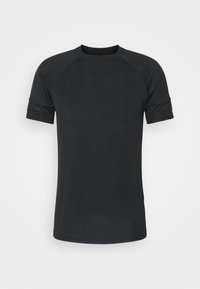 Camiseta deportiva negra de manga corta con cuello redondo. Presenta mangas con acentos de malla y un logo en relieve sutil en el pecho. Tela suave y ligera.